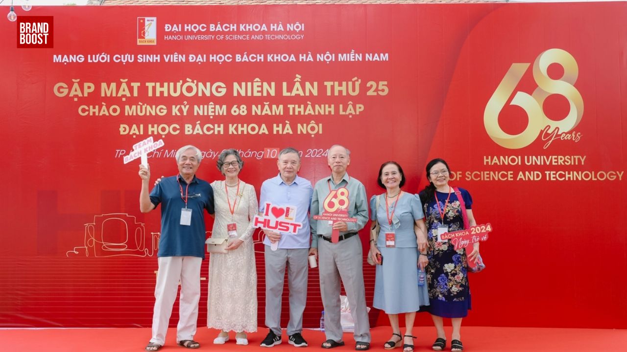 Chụp ảnh lưu niệm cùng các cựu sinh viên, giảng viên trường