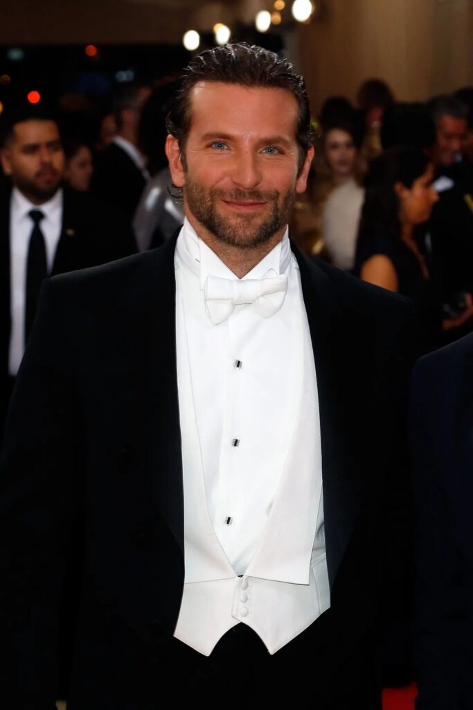 Bradley Cooper diện white tie chuẩn mực. Nguồn ảnh: Taylor Hill