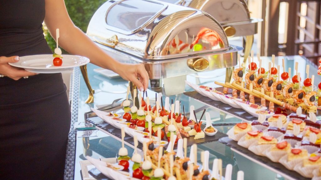 Tổ chức tiệc cocktail hoặc tiệc buffet tại không gian sang trọng, ấm cúng