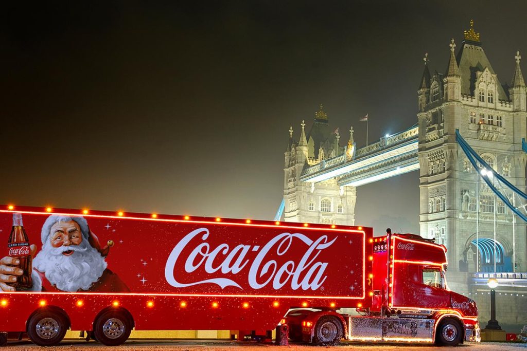 Chiến dịch Coca cola Chrismas truck mang coca miễn phí đến cho mọi người vào dịp giáng sinh - (Nguồn ảnh: Campaign)