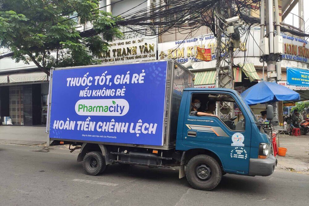 Pharmacity sử dụng hình thức roadshow xe tải để quảng bá thương hiệu của mình - (Nguồn ảnh: Quảng cáo taxi)