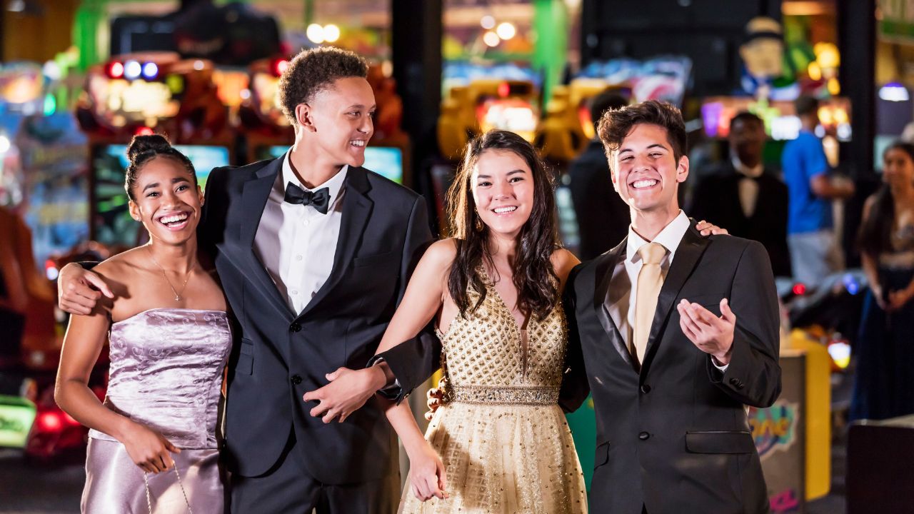 Prom Vi Prom là gì? Gợi ý những trang phục phù hợp khi tham dự Prom night