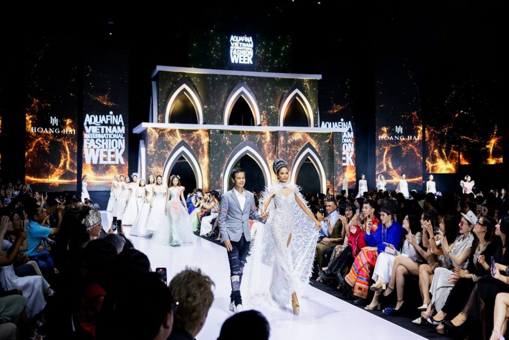 Vietnam International Fashion Week (Nguồn ảnh: bazaarvietnam.vn)