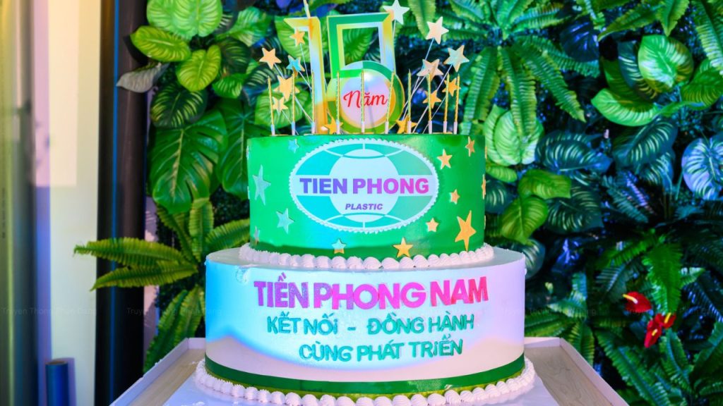 Bánh kem sinh nhật 15 năm của công ty Tiền Phong Nam