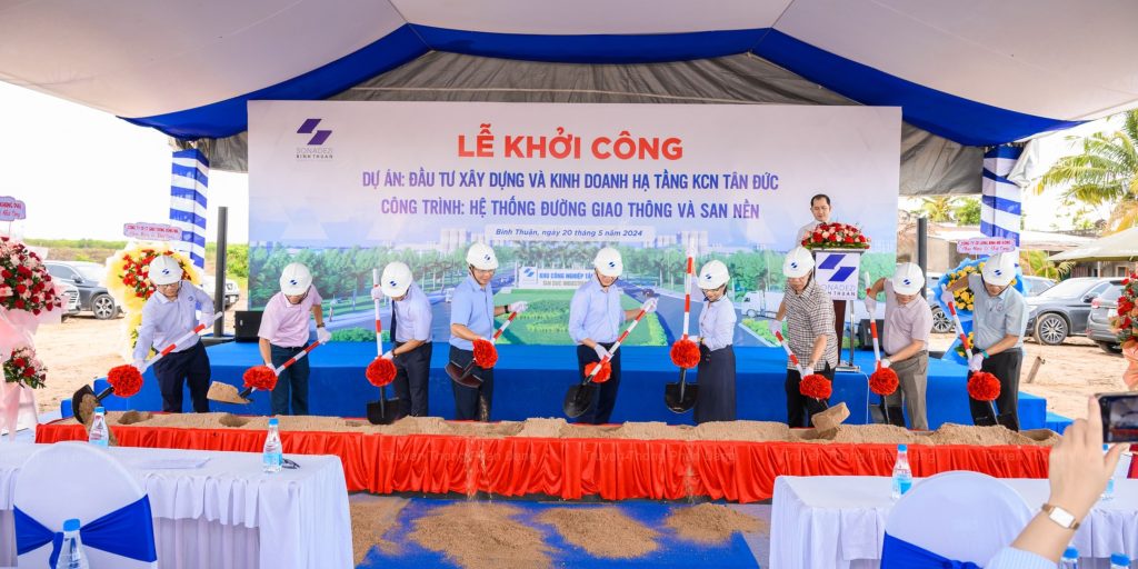 Thông báo khởi công đảm bảo rằng tất cả các yêu cầu pháp lý và quy định liên quan đến việc bắt đầu xây dựng được thực hiện.