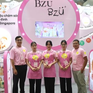 Chụp hình lưu niệm trong chương trình Vietbaby Fair Hà Nội của BZU BZU