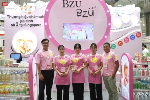 Chụp hình lưu niệm trong chương trình Vietbaby Fair Hà Nội của BZU BZU