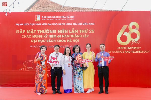 chụp hình trong sự kiện kỉ niệm thành lập Đại học Bách Khoa