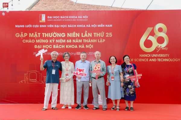 chụp hình trong sự kiện kỉ niệm thành lập Đại học Bách Khoa