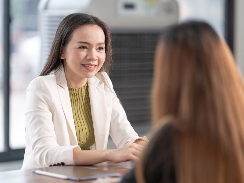 Lắng nghe và tư vấn cho khách hàng