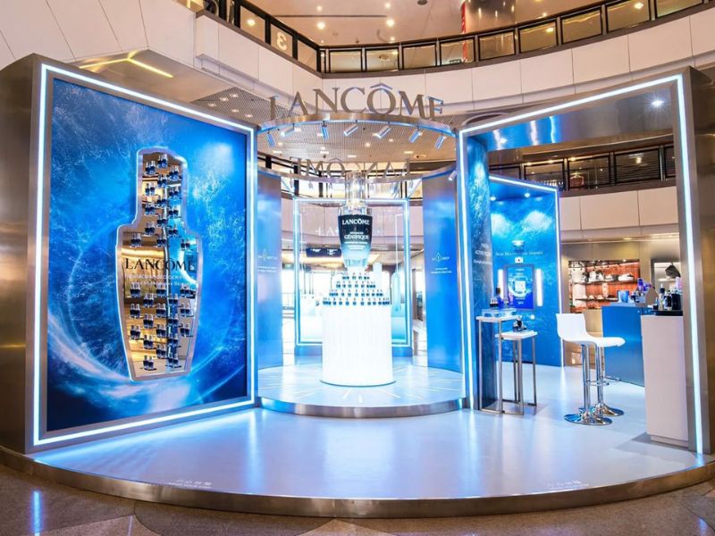 Booth quảng cáo sản phẩm của thương hiệu LANCÔME