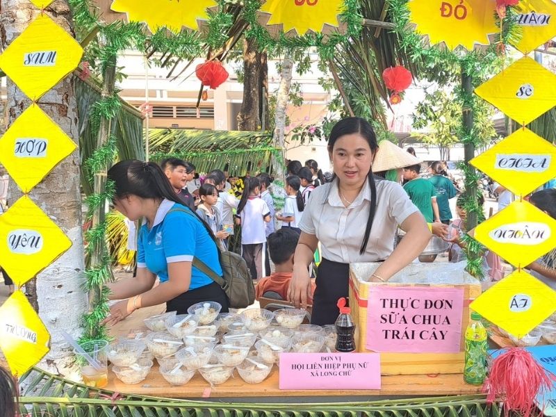 Gian hàng ẩm thực trường học