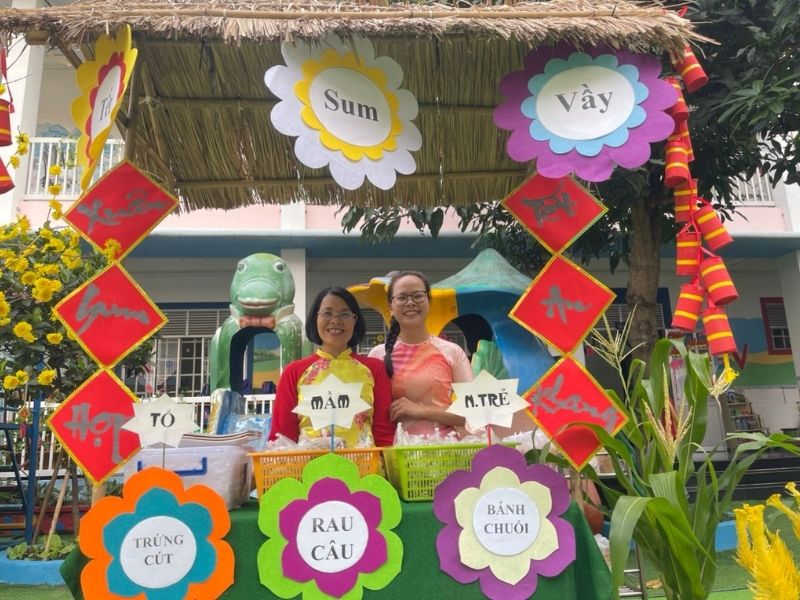 Gian hàng ẩm thực trường mầm non Hoa Mai