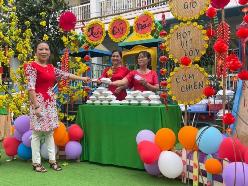 Gian hàng ẩm thực trường mầm non Hoa Phượng